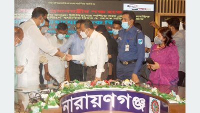অনুদানের চেক বিতরণ করা হচ্ছে