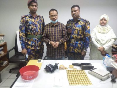 বিমান থেকে নামার পর ১০ কেজি স্বর্ণসহ যাত্রী আটক