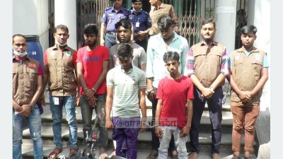 যশোরে ব্যবসায়ীর টাকা ছিনতাইয়ের ঘটনায় চক্রটির ৫ সদস্য আটক।