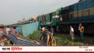 ধাক্কা লেগে উল্টে গেছে কাভার্ডভ্যান