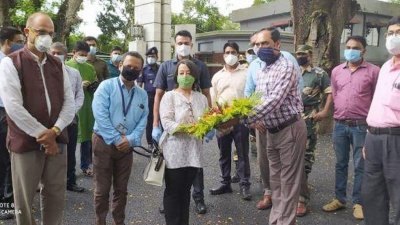 চেকপোস্ট ইমিগ্রেশনে ফুলেল শুভেচ্ছা গ্রহণ করছেন রীভা গাঙ্গুলী 