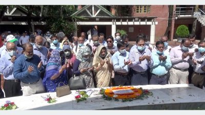 জাতির পিতার সমাধিতে সচিবরা শ্রদ্ধা নিবেদন করছেন 
