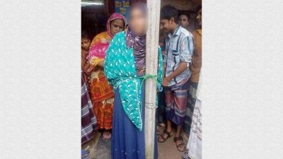 খুঁটির সঙ্গে বাঁধা কলেজ ছাত্রী 
