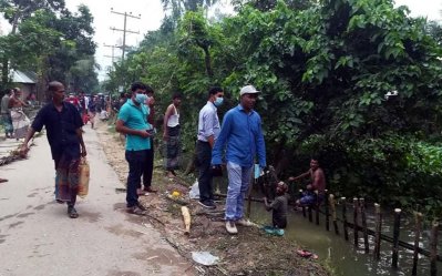 স্থানীয়দের সহায়তার ক্ষতিগ্রস্থ বাঁধ ঠিক করা হচ্ছে