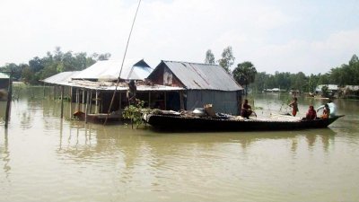 বন্যায় ডুবে গেছে ঘরবাড়ি 