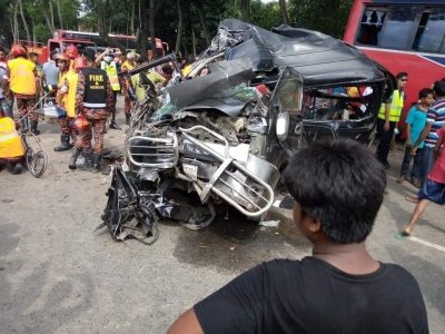 দুর্ঘটনা কবলিত মাইক্রো বাস