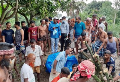 স্থানীয়দের সহায়তার ক্ষতিগ্রস্থ বাঁধ ঠিক করা হচ্ছে