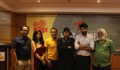 অনুষ্ঠানে অভিনয়শিল্পীদের মাঝে নির্মাতা 
