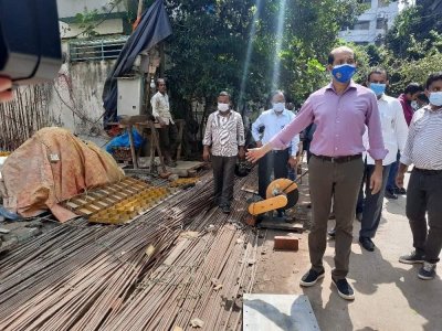 ফুটপাতে অবৈধভাবে রাখা নির্মাণ সামগ্রী উচ্ছেদ অভিযান 