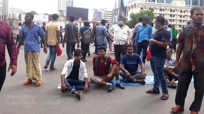 কাওরান বাজার মোড়ে শান্তিপূর্ণ অবস্থান (ছবি: সাজ্জাদ হোসেন)