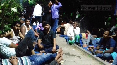 রাতে টোকেন প্রত্যাশীদের অবস্থানের চিত্র (ছবি: চৌধুরী আকবর হোসেন)