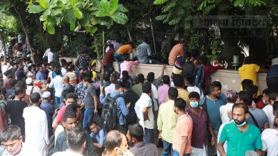 দেয়াল টপকে ভেতরে যাওয়ার দৃশ্য (ছবি: সাজ্জাদ হোসেন)