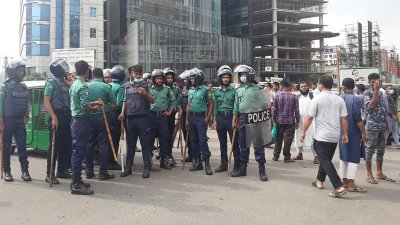 বন্ধ হয়ে যায় যান চলাচল (ছবি: সাজ্জাদ হোসেন)