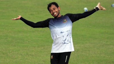 অনুশীলনে কিছু একটা নিয়ে মজা করছিলেন মুশফিক    -ছবি: বিসিবি
