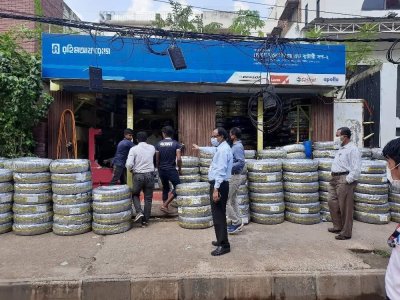 ফুটপাতে অবৈধভাবে রাখা নির্মাণ সামগ্রী উচ্ছেদ অভিযান 