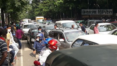 তীব্র যানজটের সৃষ্টি হয় (ছবি: সাজ্জাদ হোসেন)