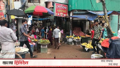 সড়ক দখল করে মার্কেট