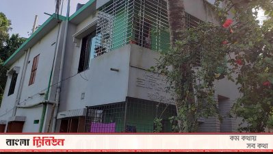 তিন্নিদের দোতলা বাড়ি। দোতলার একটি ঘরে থাকতেন তিন্নি।