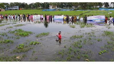 জলাবদ্ধতা সমস্যার সমাধান দাবিতে জলে দাঁড়িয়ে মানববন্ধন