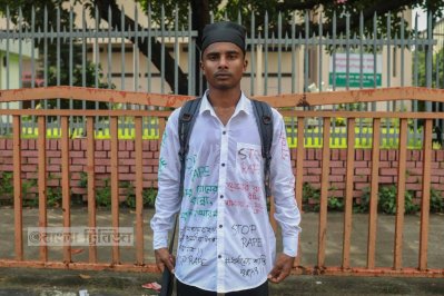 নিজের শার্টে স্লোগান লিখেছেন এই তরুণ 