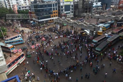 শাহবাগ চত্ত্বরে বিক্ষুব্ধ জনতা 