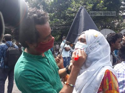 মাস্কে স্লোগান লিখছেন এই তরুণ 