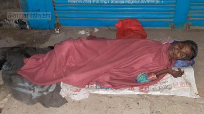 শুক্র থেকে রবি টানা তিনদিন এভাবে রাস্তায় পড়েছিলেন তিনি।