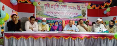 পিরোজপুরে কৃষি প্রযুক্তি মেলার উদ্বোধনী অনুষ্ঠানে স্থানীয় সংসদ সদস্য আনোয়ার হোসেন মঞ্জু।
