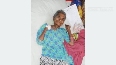 রাস্তা থেকে কুড়িগ্রাম জেনারেল হাসপাতালের ওয়ার্ডের বারান্দায় ঠাঁই হয়েছে অজ্ঞাত পরিচয় এই বৃদ্ধার।
