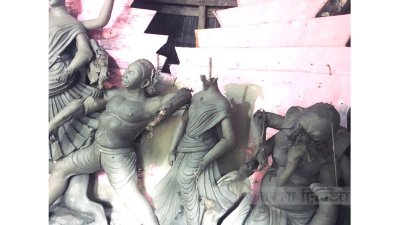 রাতের আঁধারে প্রতিমা ভাঙচুর