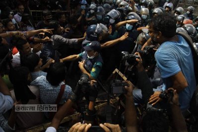 পুলিশী বাধার মুখে পড়েন বিক্ষোভকারীরা 