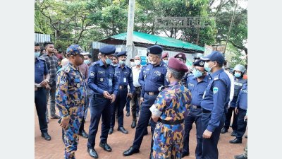 রোহিঙ্গা ক্যাম্পে ৪ জন নিহত হওয়ার পর বুধবার বিকালে ঘটনাস্থল পরিদর্শন করেন চট্টগ্রাম রেঞ্জের ডিআইজি আনোয়ার হোসেন।