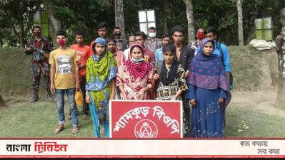 আটক কয়েকজন নারী-পুরুষ