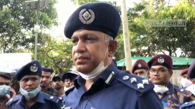 রোহিঙ্গা ক্যাম্প পরিদর্শন করছেন চট্টগ্রাম রেঞ্জের ডিআইজি আনোয়ার হোসেন।