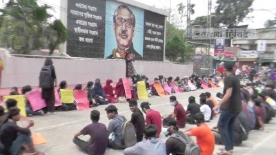 রংপুরে বঙ্গবন্ধু চত্বরে জেলার সব বিশ্ববিদ্যালয়ের শিক্ষার্থীদের ধর্ষণের বিরুদ্ধে প্রতিবাদী অবস্থান কর্মসূচি।