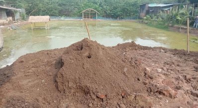 চলছে পুকুর ভরাটের কাজ