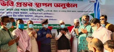 জলবায়ু ট্রাস্ট প্রকল্পের ভিত্তিপ্রস্তর স্থাপনের পর মোনাজাতে অংশ নেন পরিবেশমন্ত্রী মো. শাহাব উদ্দিন।