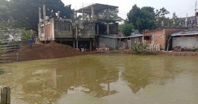 চলছে পুকুর ভরাটের কাজ