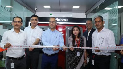 ফিতা কেটে সিটি ব্যাংকের রিয়েল টাইম ক্যাশ ডিপোজিট মেশিন উদ্বোধন করা হচ্ছে