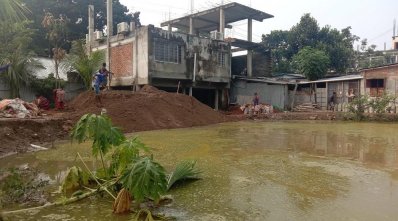 চলছে পুকুর ভরাটের কাজ