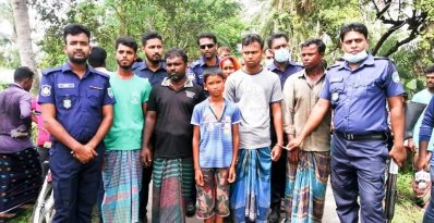 মরদেহ উদ্ধারের ঘটনায় মানুষের ভিড়