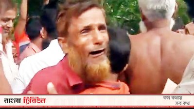 শিশুকে কাছে পেয়ে কান্নায় ভেঙে পড়েন এক অভিভাবক