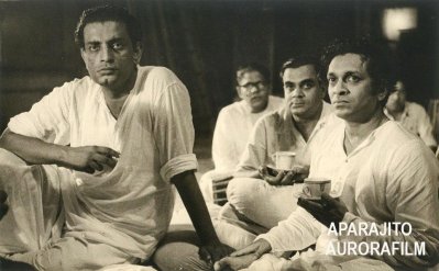 &lsquo;অপরাজিত&rsquo; ছবির শুটিংয়ে সত্যজিৎ রায় (বামে)