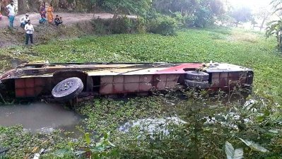 বাস উল্টে খাদে, আহত ২০