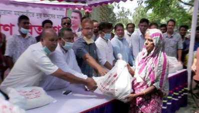 বিএনপির ত্রাণ বিতরণ 