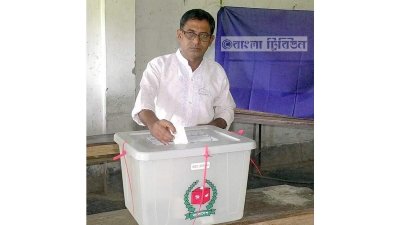 চশমা প্রতীকের স্বতন্ত্র প্রার্থী মো. গোলাম মওলা। (ভোট দেওয়ার সময়ের ছবি)