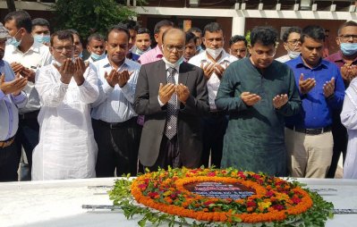 বঙ্গবন্ধুর সমাধিতে ইসলামী বিশ্ববিদ্যালয়ের নতুন উপাচার্যের শ্রদ্ধা