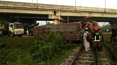 ট্রেনের ধাক্কায় বাস উল্টে নিহত ৩