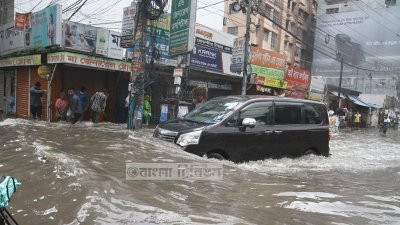 আধ ঘণ্টার বৃষ্টিতেই জলমগ্ন ঢাকা