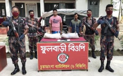 চুয়াডাঙ্গায় অবৈধঅস্ত্র, গুলি ও সিসাসহ পুলিশের এএসআই ও এক ইজিবাইকচালক বিজিবির হাতে আটক।